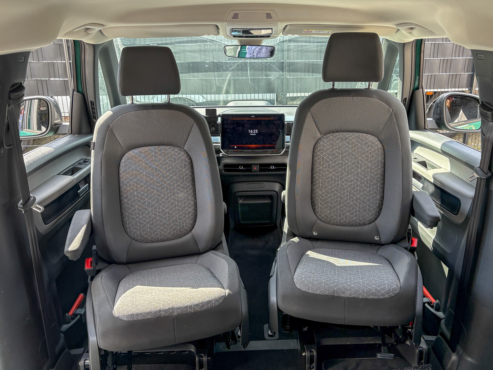 Draaibare voorstoelen ID.Buzz met RDW goedgekeurde draaiplateaus