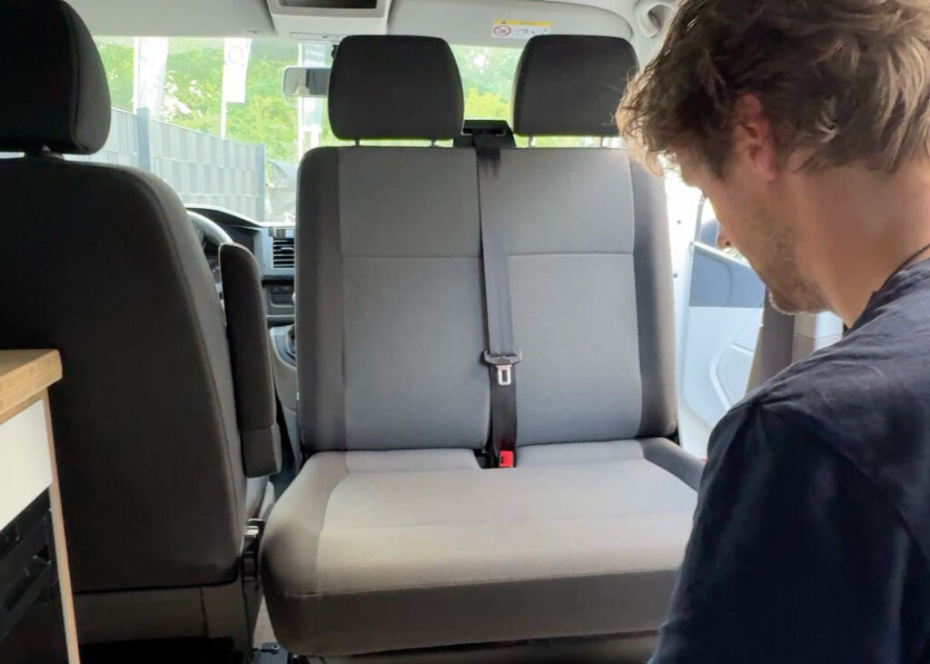 Draaibare passagiersbank met doubel swivel in VW T5/T6