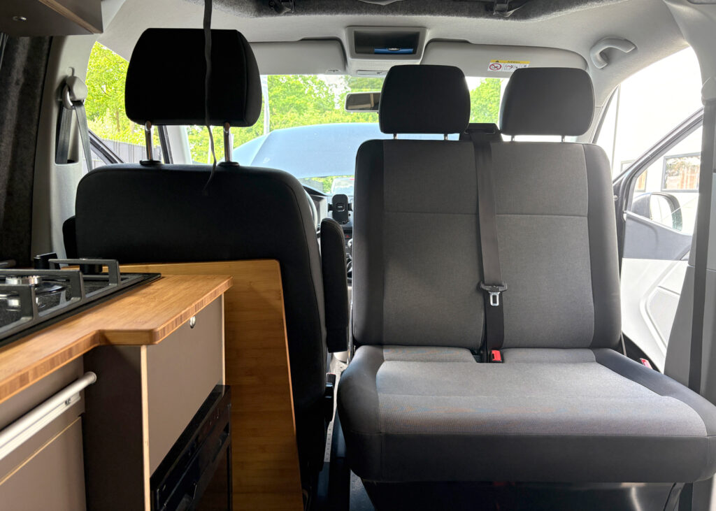 Draaibare passagiersbank met doubel swivel in VW T5/T6